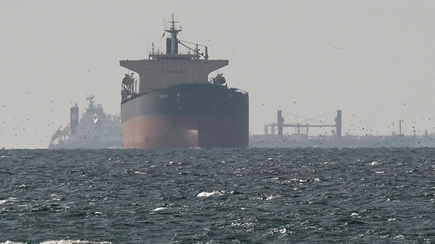 You are currently viewing Fransiya Hormuz bo‘g‘ozini himoya qilishda AQShga yordam berishga tayyor, biroq bir shart bilan